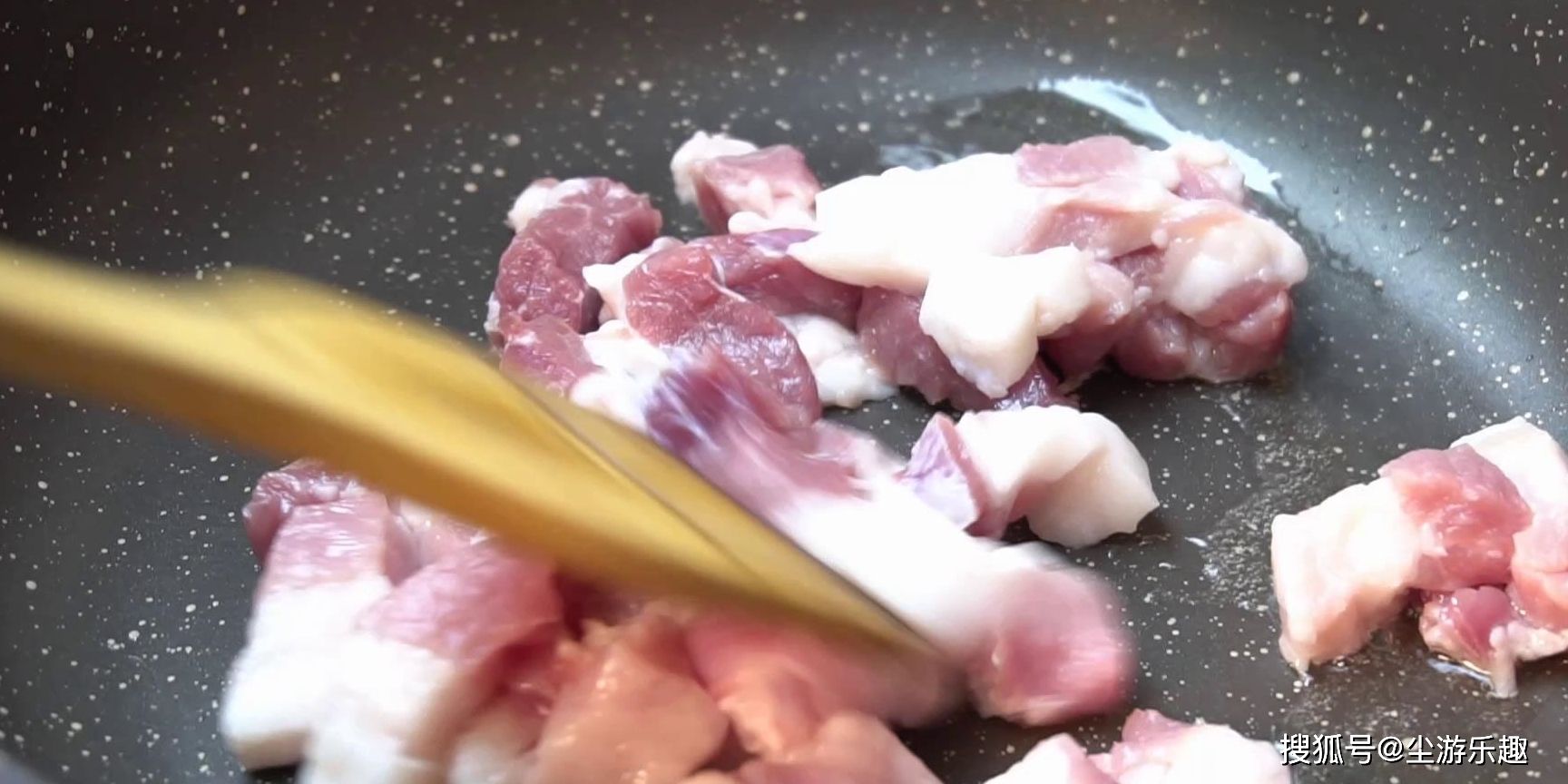 清水|五花肉里加1条鱼,没想到这么好吃,香味四溢,出锅拌汁能吃3碗饭