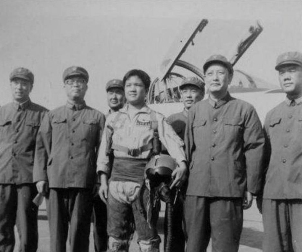 瞒过同僚,两次往返台湾海峡,黄植诚如何驾驶百万战机回归祖国?_大陆_空军_国民党