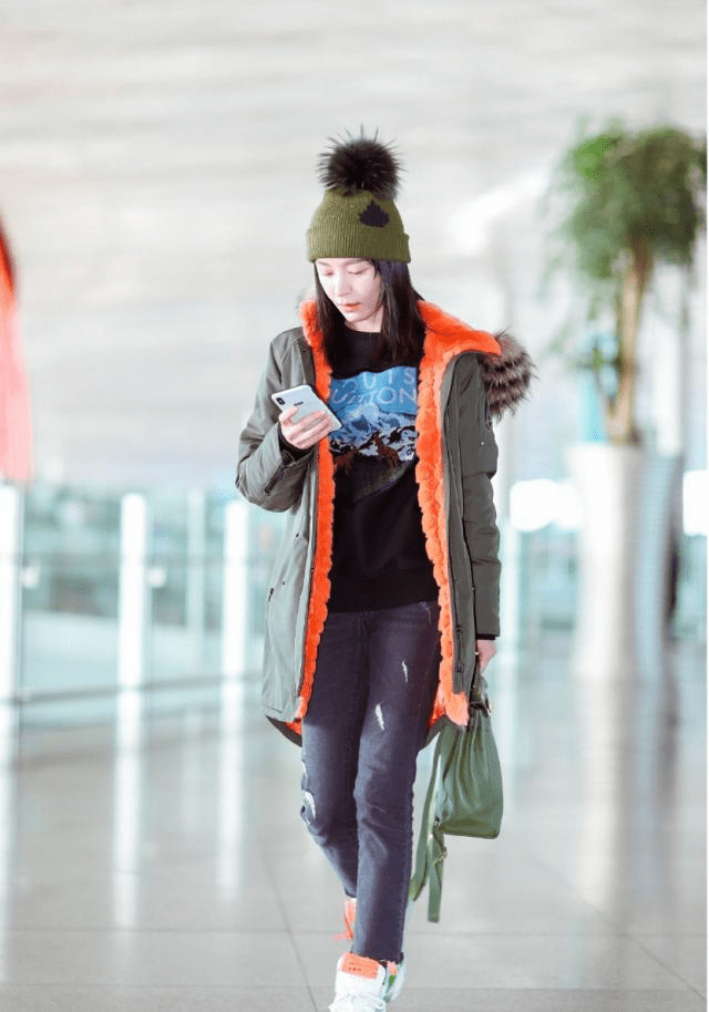 显得 施诗真会穿！灰色西装搭配直筒牛仔裤知性干练，简约利落又精致