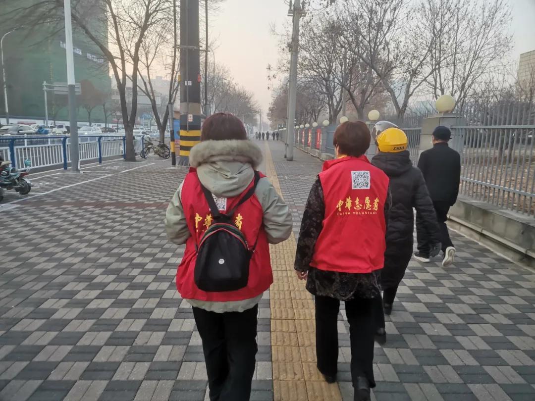 衡水中华志愿者捡垃圾美化环境我先行