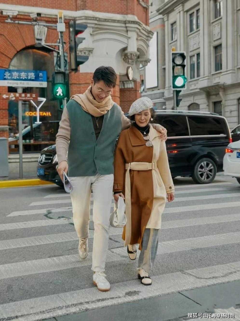 大衣 再晚都不算晚，60岁的女人也可以穿得很美，看这位奶奶就知道