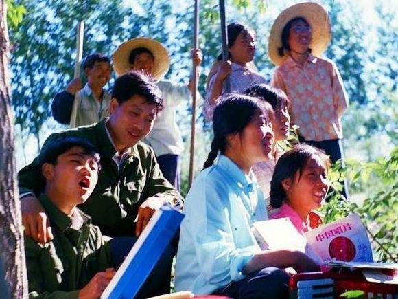 妇女队长设局美丽的女知青嫁给了生产队长的半傻儿子