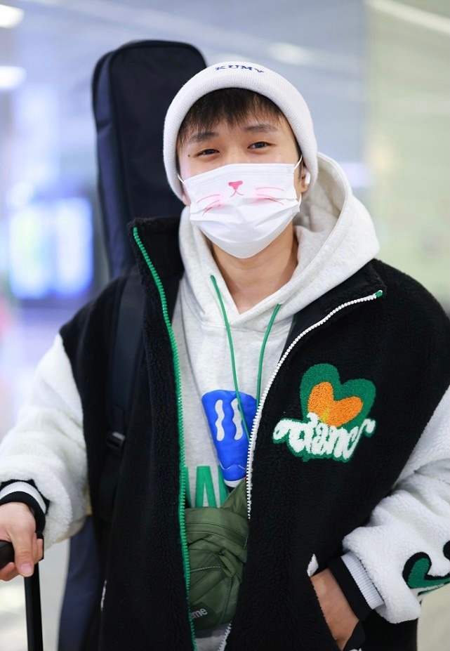 冬日生活打卡季#王勉最新机场私服分享,王勉身着黑色和白色拼接款的