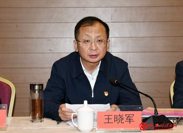 记者 孙慧娣 摄渭南市慈善协会副会长兼秘书长苌占民,副会长林跃,各县