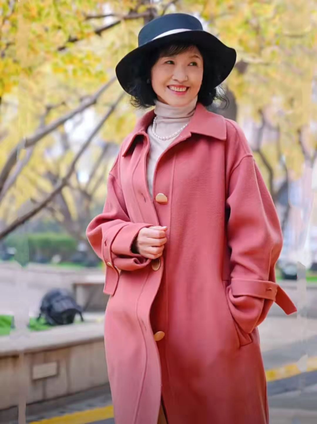 原创冬季老年人穿啥颜色年轻又优雅看61岁阿姨就知道比想象中更美