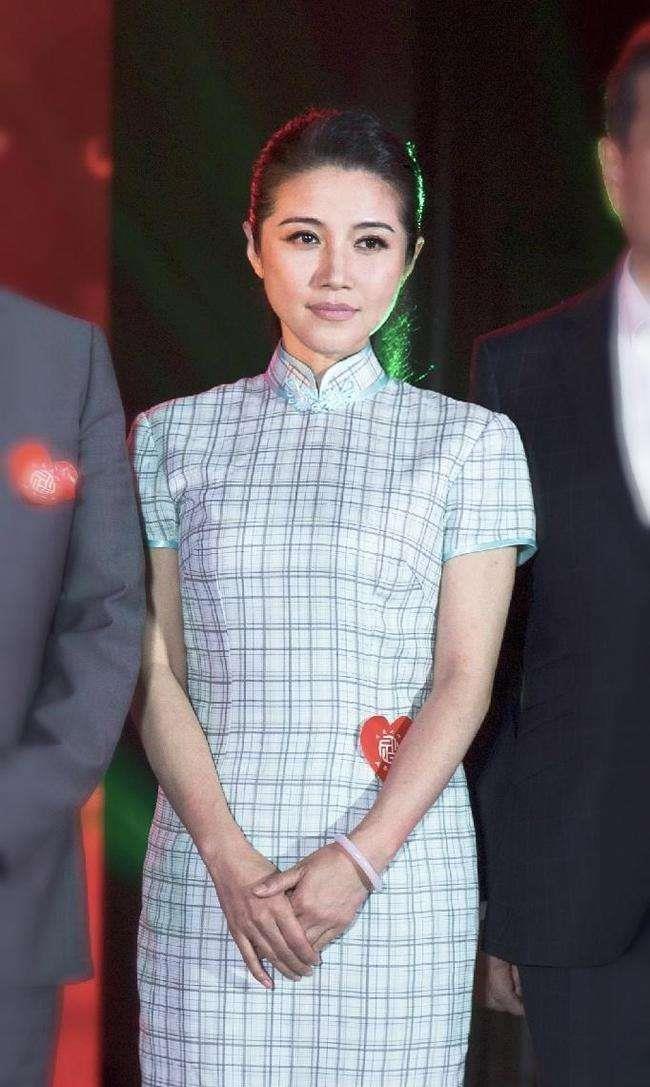 颜丙燕并非是科班出身的演员,她6岁学舞蹈,11岁就考入北京歌舞团,相比