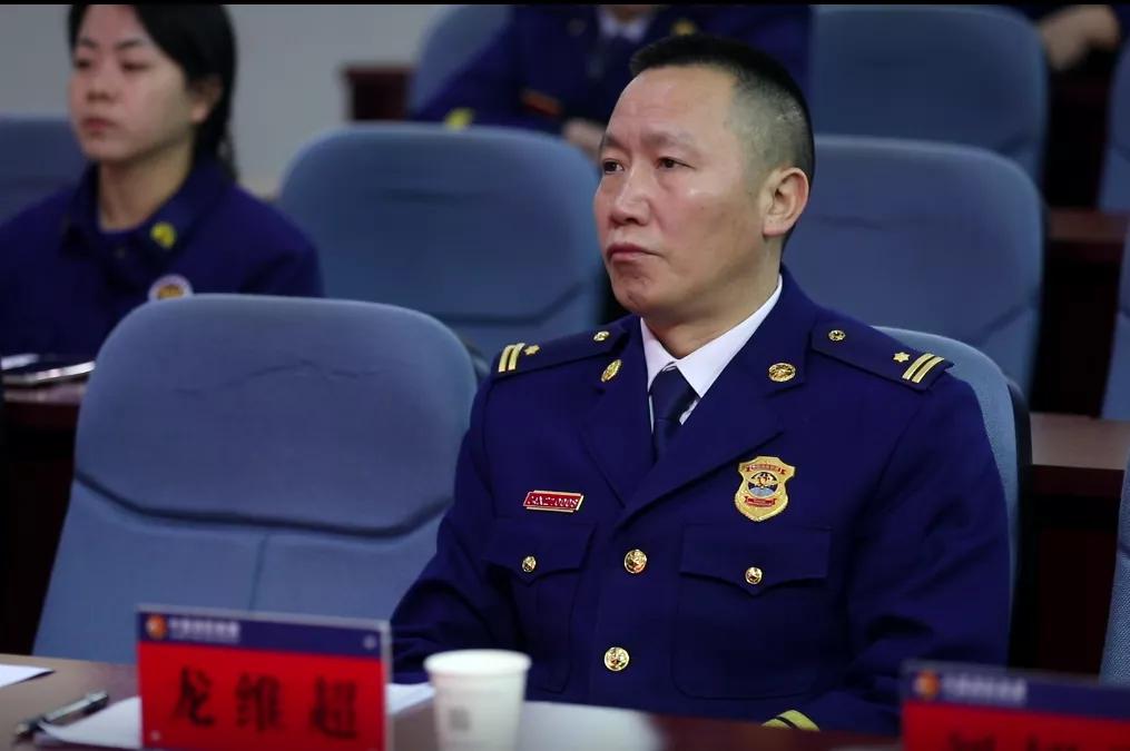 副政治委员刘旭明副支队长龙维超吕梁市消防救援支队13名选手进行了