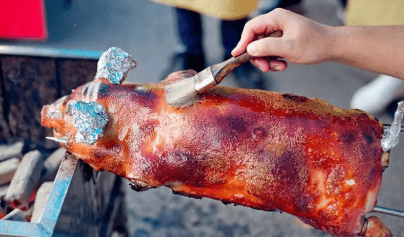 越南烤乳猪1只1200元，导游劝说多次都不买，切开后：后悔了