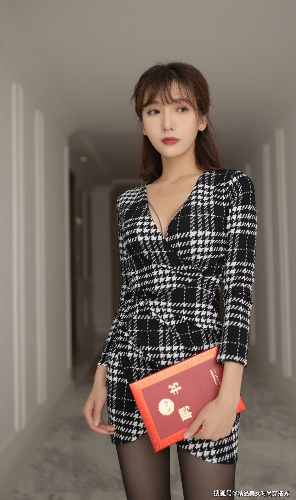 黑色 清新浪漫的格子裙搭配一双黑色高跟鞋，精致优雅的女人就是你啦！