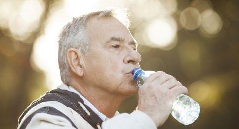 尿酸|尿酸超标的人，若身体出现3种“变化”，或许是肾衰竭找上门