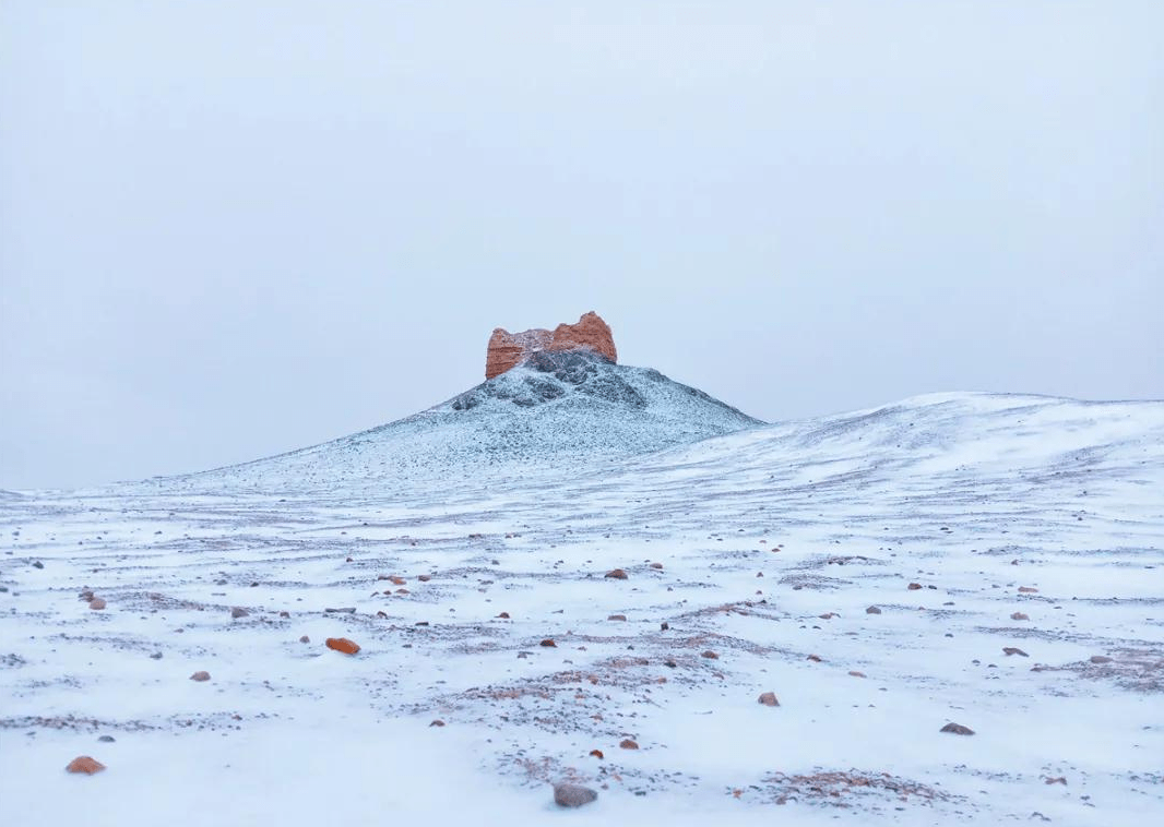阳关雪景冬季的玉门关景区,没有城市的喧嚣,有的是"大漠孤烟直,长河