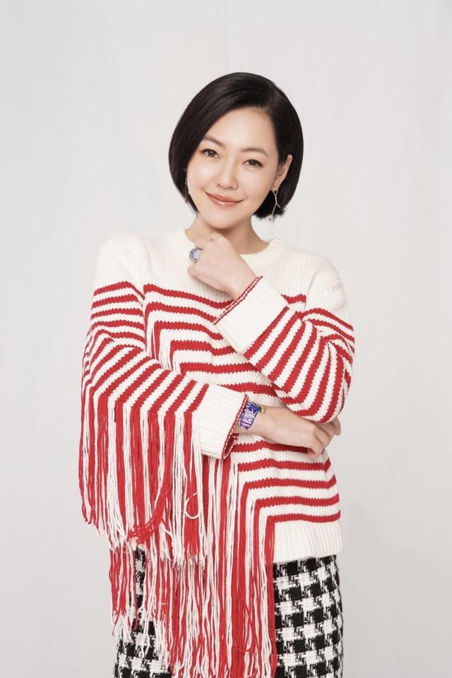 个性 小S这才是“尤物身材”，一袭黑色套装风情又干练，41岁更迷人