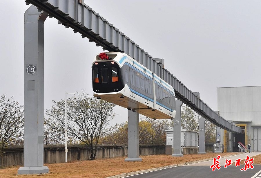 记者乘车体验缩小版轻轨行驶平稳急转弯时完全无感