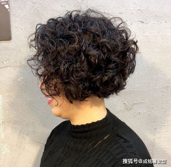 卷发女人过了五十岁，烫头发要记住这“三不要”，土气显老又没气质