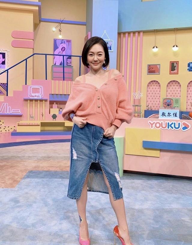 个性 小S这才是“尤物身材”，一袭黑色套装风情又干练，41岁更迷人