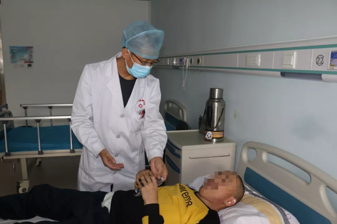 不畏困难,精湛医术促康复李长青医生充分发挥传帮带作用,将"输血"变为
