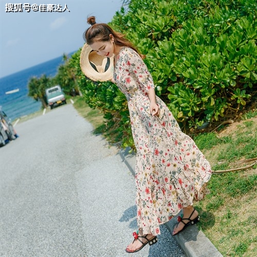 好身材 上半身从侧面看起来很单薄，下身配上一条紧身裤，很削瘦的感觉出现啦。