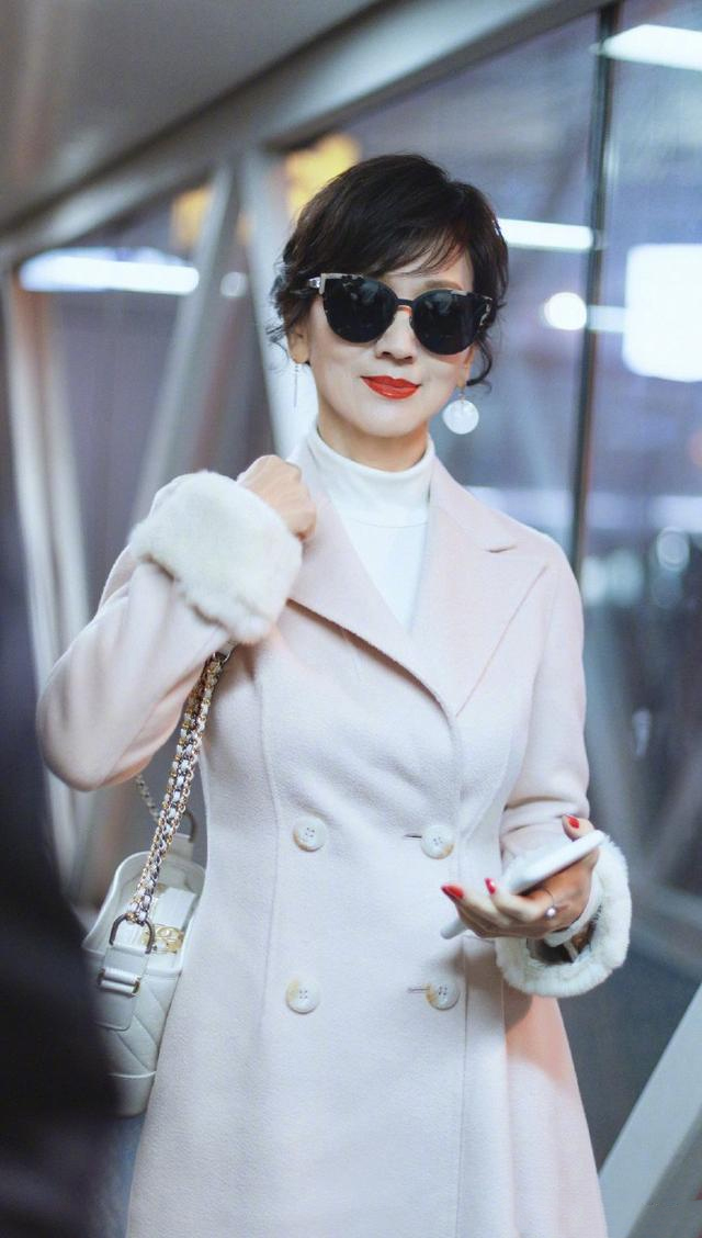 设计 赵雅芝为了美真够拼的，穿大衣只搭配一双过膝长靴，也太抗冻了