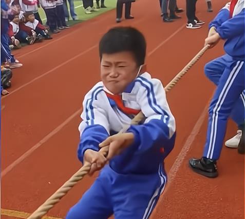 原创爱拼才会赢山东小男孩拔河比赛上拼尽全力看表情是真不想输