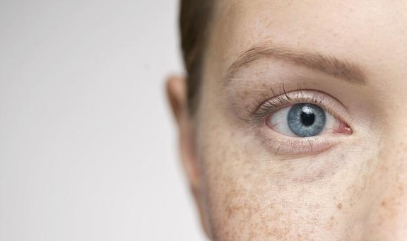 脸部|肝好不好看看脸就知道，若脸部出现4种现象，警惕肝可能发生病变