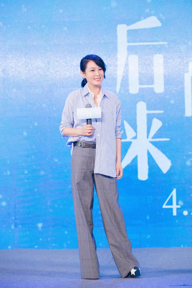 设计 49岁刘若英越来越放飞自我了！黑色羽绒服搭配针织帽，还素颜出镜