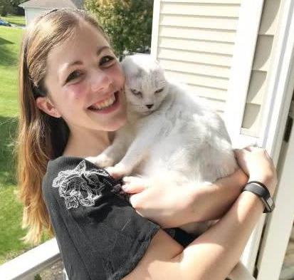 猫咪失去双耳,被原主人抛弃,却治愈了患有焦虑症的她 猫咪失去双耳,被原主人抛弃,却治愈了患有焦虑症的她