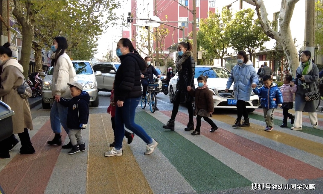马路|上海一幼儿园门口设有彩色斑马线，交通安全教育也能“又萌又暖”