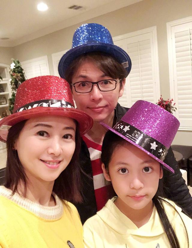 原创51岁翁虹晒全家福合影针织裙配礼帽好摩登比12岁女儿还显嫩