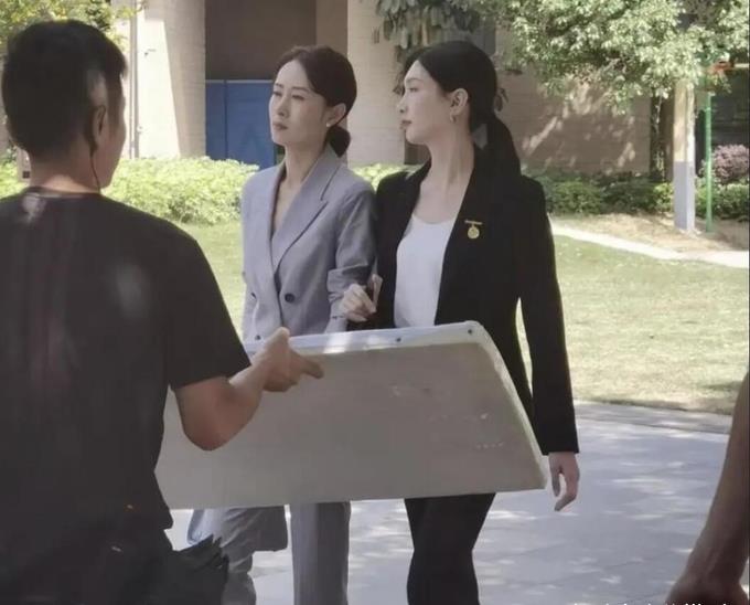 马尾 刘敏涛江疏影路透,穿西服套装优雅干练又瘦又美,完美抗住生图