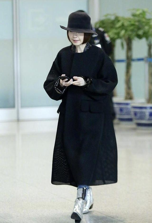下半身 鲁豫真的太会穿！黑色大衣搭配牛仔裤时髦精致，可惜瘦得厉害