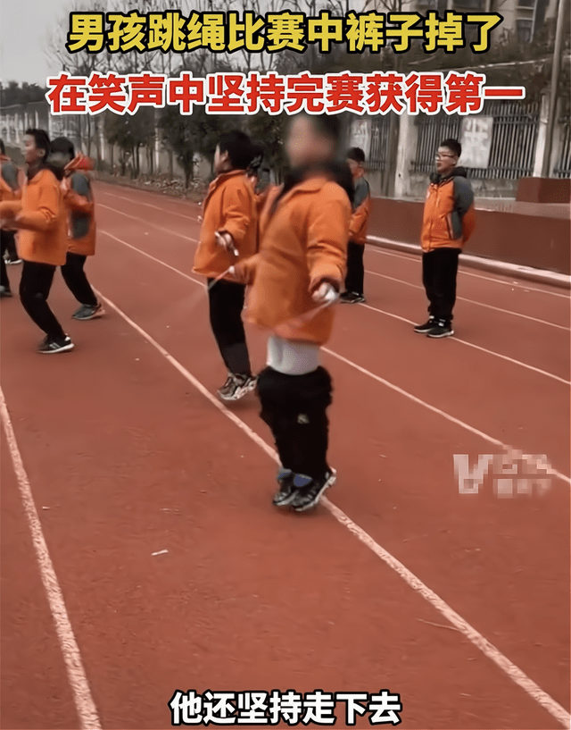 小学生跳绳比赛火了,裤子掉了也没停,网友:大丈夫能屈能伸_男生_才能