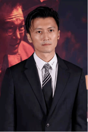 抿着嘴男星超高清生图！王一博暴露动脸痕迹，41岁谢霆锋的素颜我服了