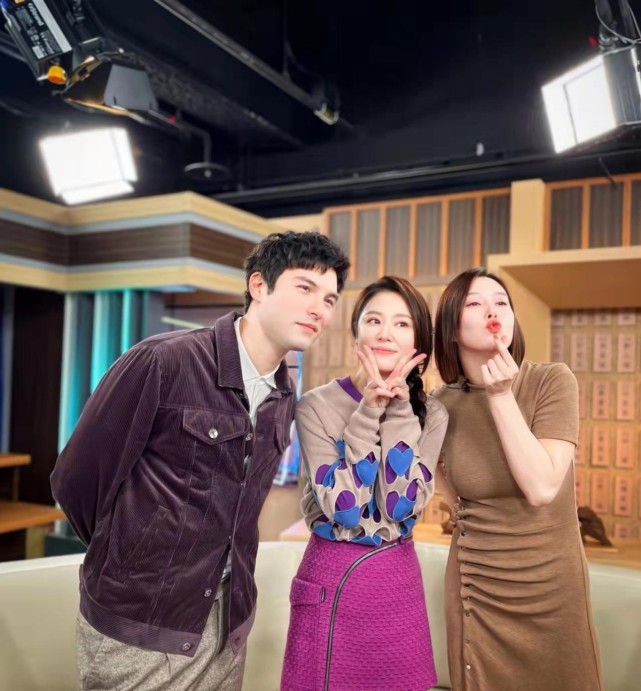 霍建华 林心如不化浓妆颜值飙升！穿格纹衫靠在霍建华怀里，幸福写在脸上