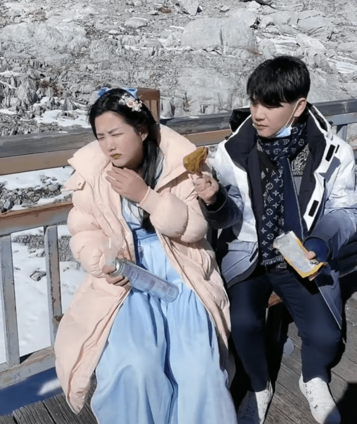 网红陈三废携家人去云南旅游,日花一万租别墅,游玩期间不忘带货_直播