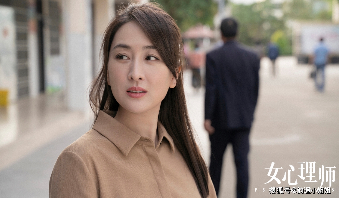 马苏|40岁马苏素颜现身路边摊，大口吃8块钱鱼粉，不戴口罩被路人无视