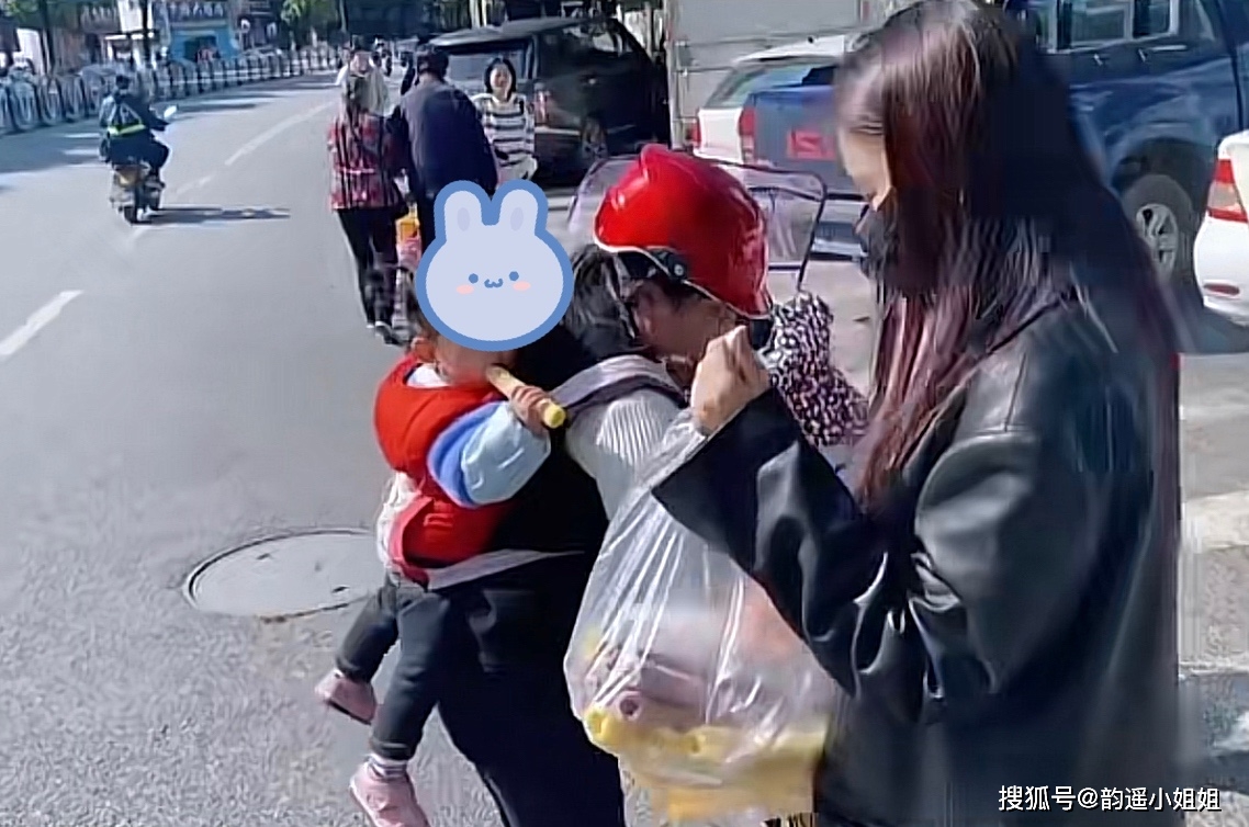 马苏|40岁马苏素颜现身路边摊,大口吃8块钱鱼粉,不戴口罩被路人无视