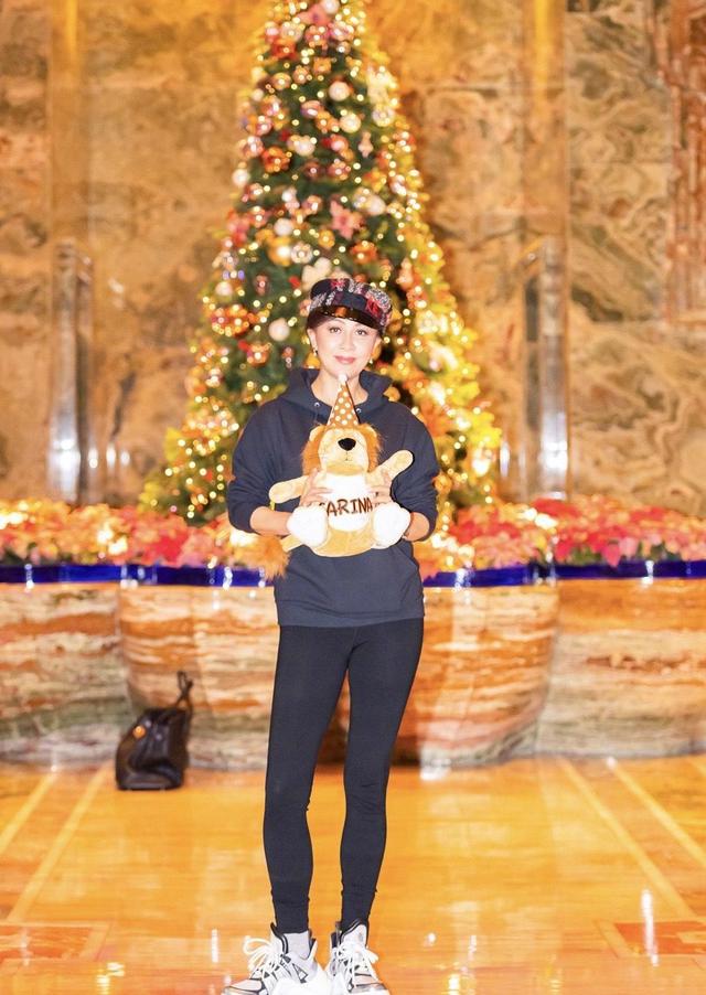 颈部 刘嘉玲越老越敢穿！黑色蕾丝镂空连衣裙高贵典雅，性感到极致