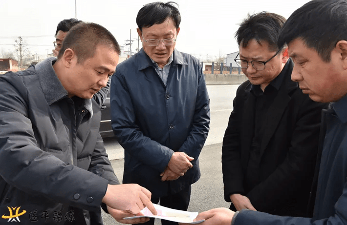 在孙庄村后张庄村,侯蕴详细询问镇,村的人居环境整