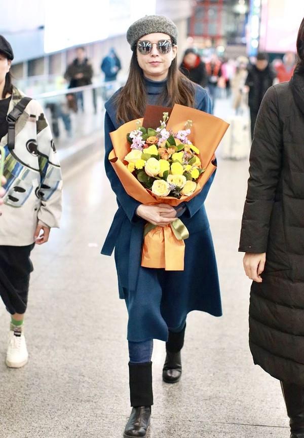 状态 岁月未免太偏心了！李若彤穿羽绒服现身机场，46岁皮肤紧致如少女