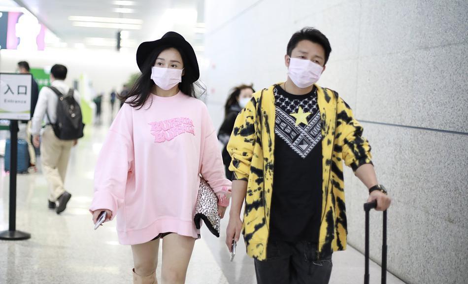 金色 冉莹颖胖了?穿粉卫衣搭金靴露美腿,上半身看起来和老公一样壮实