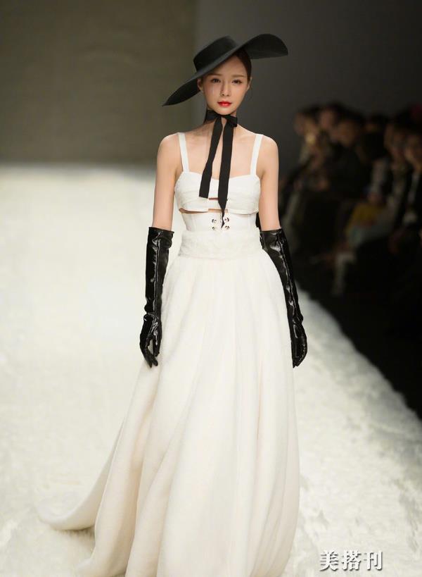 沈梦辰戴脐环现身机场,针织衫 运动裤,青春靓丽少女十足_频道_娱乐