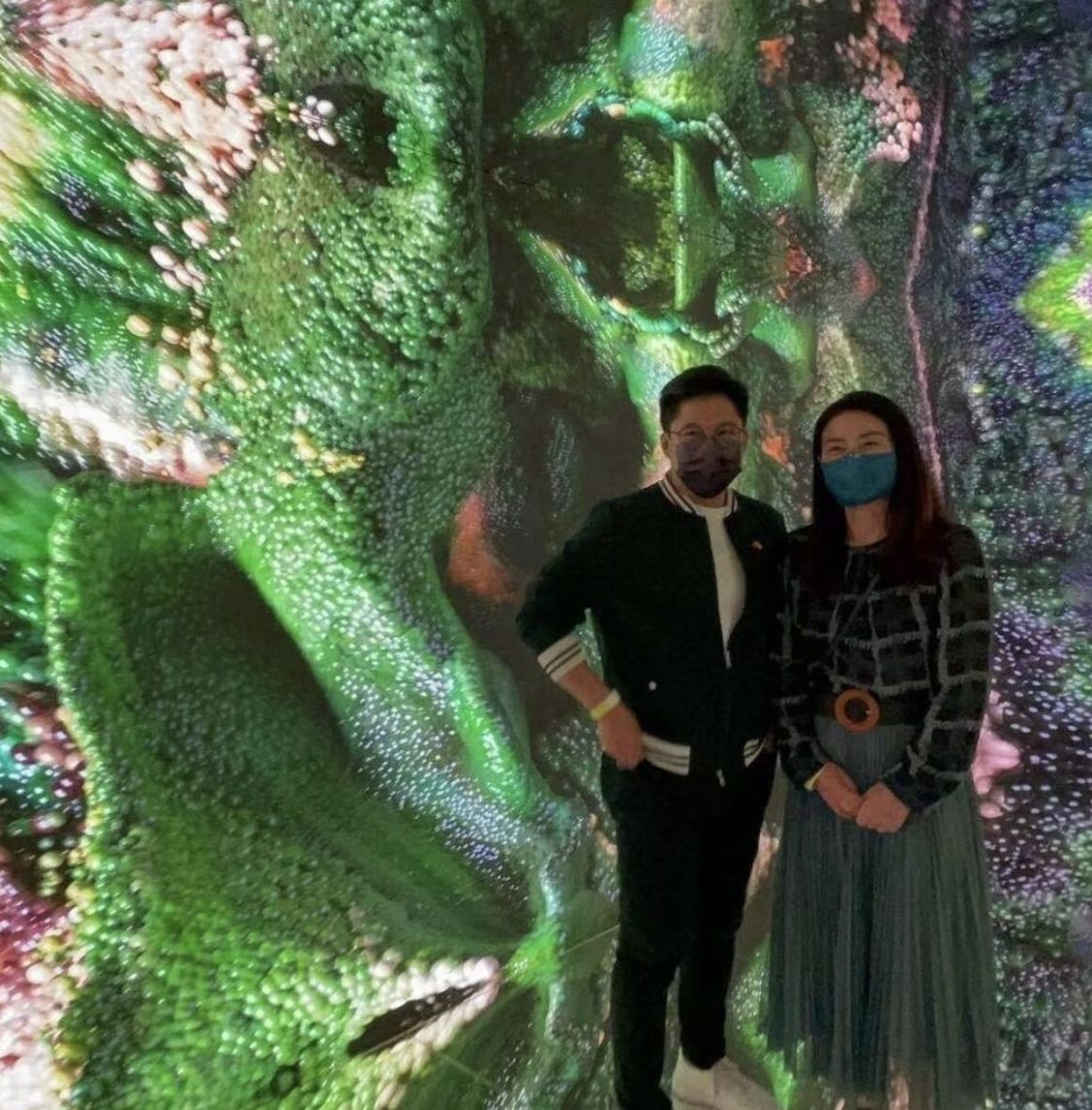 方面在街头拍到郭晶晶，驼背弯腰穿普通风衣T恤，但气质仍然高贵！