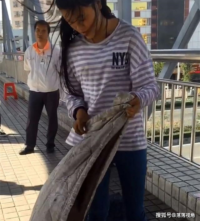 广东年轻女孩流浪街头数月，乞讨盆旁边放着高跟鞋，两个月没洗澡