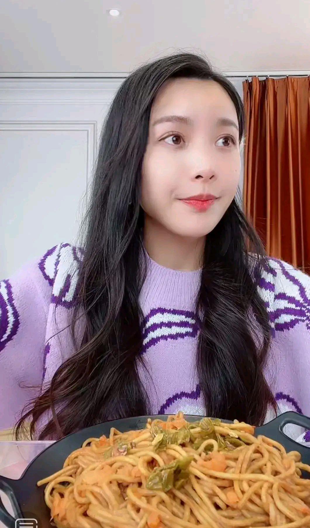 据说小贝靠吃播已经收入上千万,在前段时间的河南灾情面