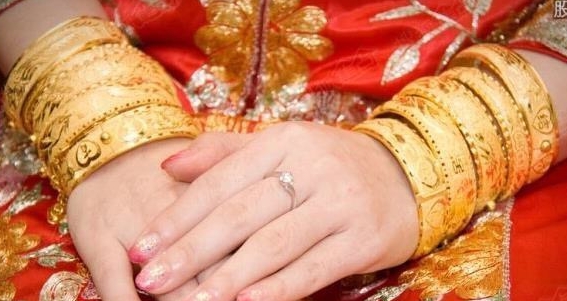 結婚當天,媽媽給妻子厚紅包做改口費,拆開後她卻改口喊媽媽阿姨_爸媽