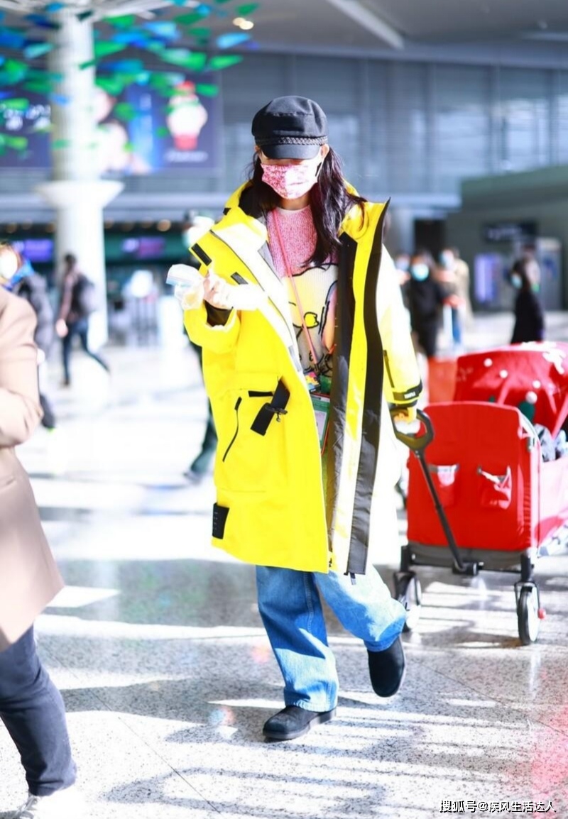 蔡少芬 蔡少芬私服显年轻，穿黄色外套＋粉色毛衣俏皮活泼，满满的少女感