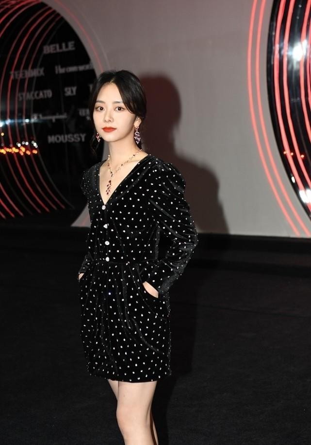 设计 谭松韵的“孩子气”抹不掉,穿粉色裙挺俏皮,有点肉才显得嫩