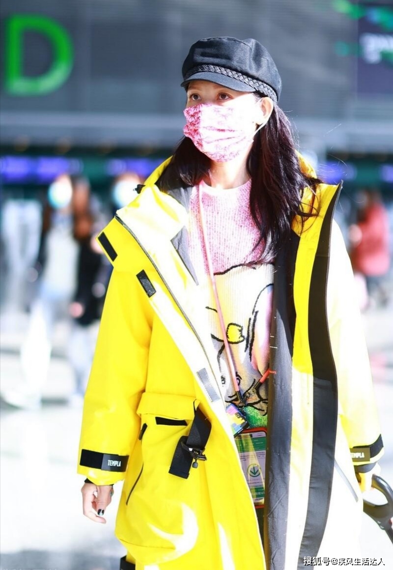 蔡少芬 蔡少芬私服显年轻，穿黄色外套＋粉色毛衣俏皮活泼，满满的少女感