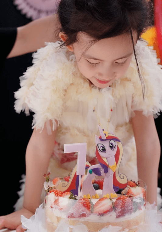 黄磊孙莉为多妹庆8岁生日，多多亲手给妹妹做饼干，温馨又幸福