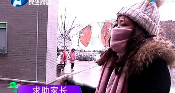天气|小学生雪天蹲校门口吃早餐 家长怒曝光 保安：为什么不在家里吃？